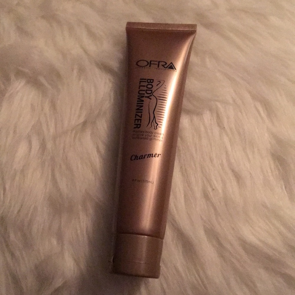OFRA! Body illuminizer! In shade "Charmer"